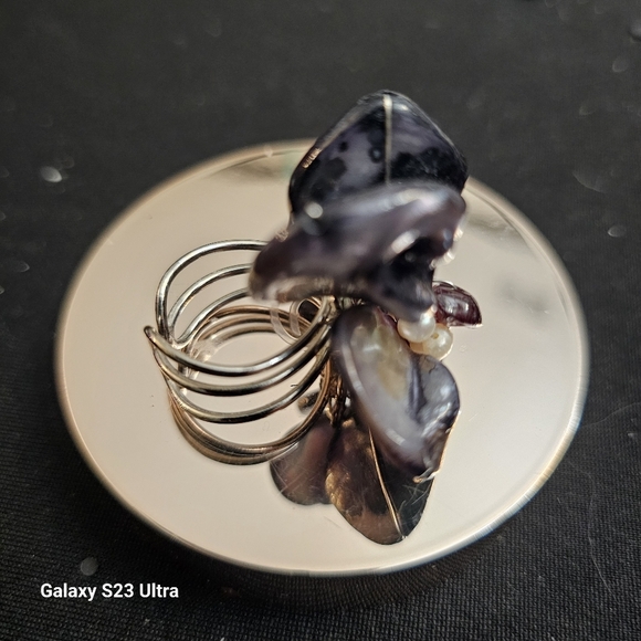 Mother of Pearl Flower Ring - Picture 3 of 8